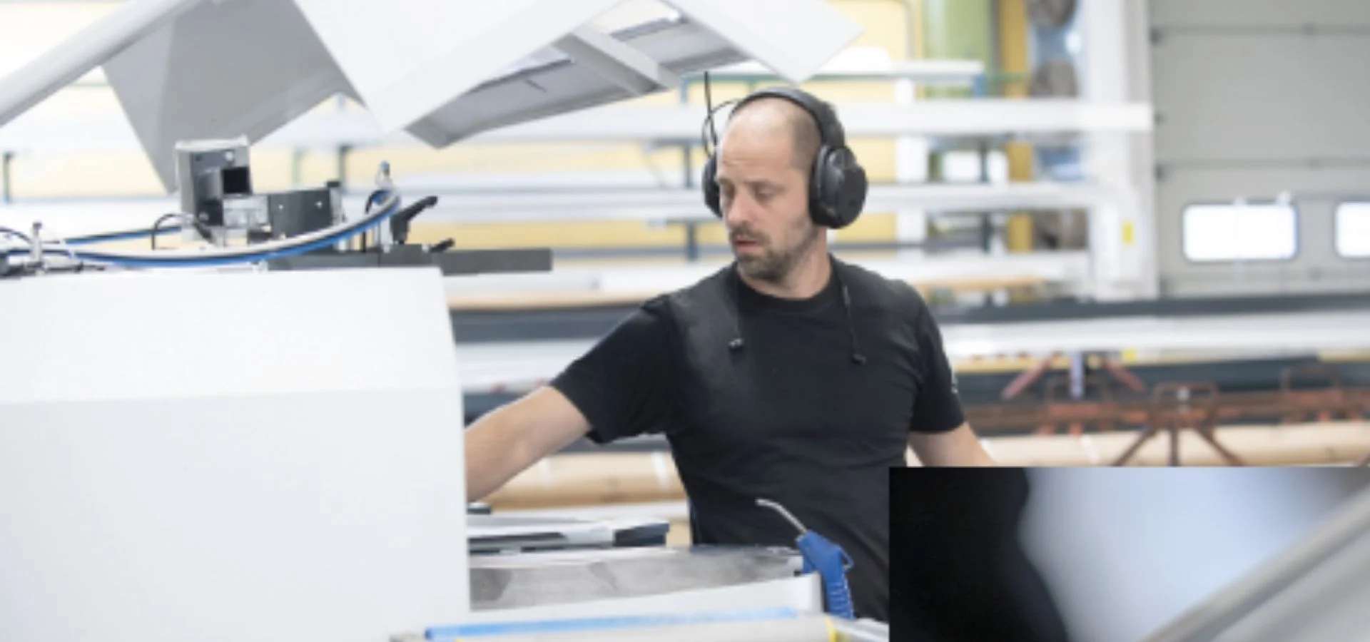 Glas- och alimiumfasad arbete hos Flex Fasadia AB